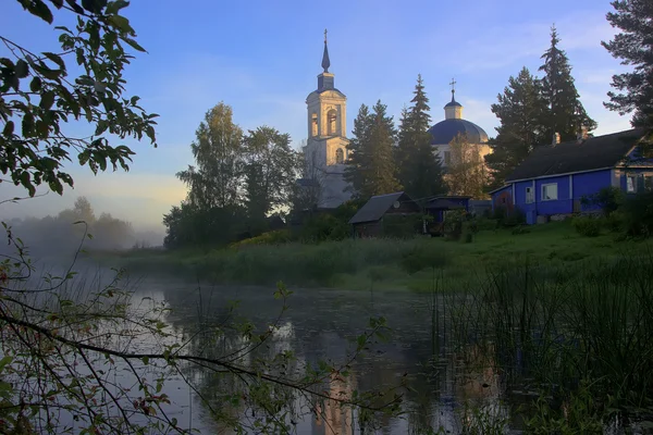 La Chiesa nel villaggio di voronino, regione di Novgorod, Russia — Foto Stock