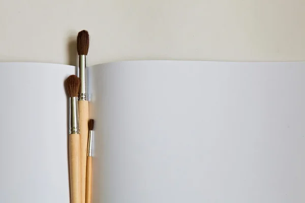 Brushes and paper — Stock Photo, Image