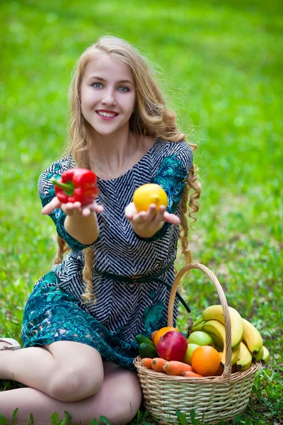 蔬菜和水果的女人 — 图库照片