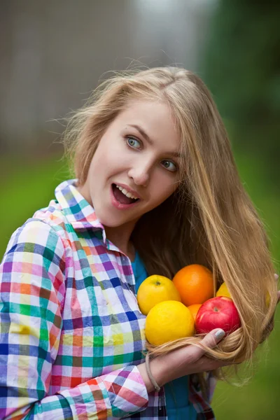 Menina com frutas — Fotografia de Stock