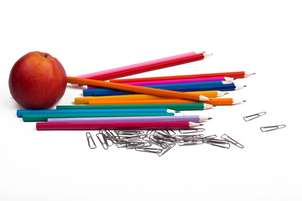 Ceruzák, alma és klipek — Stock Fotó