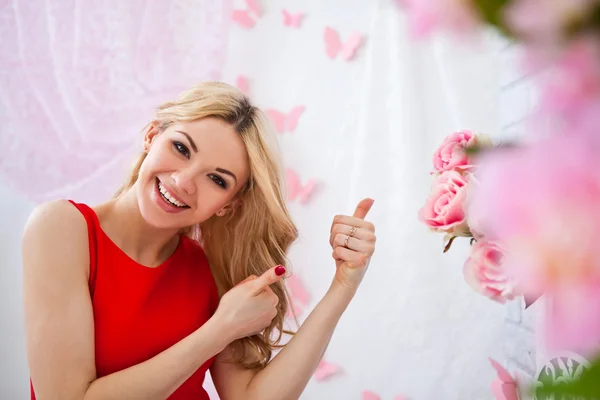 Mujer mostrando pulgares hacia arriba — Foto de Stock