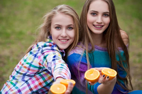 Ženy s pomeranči — Stock fotografie