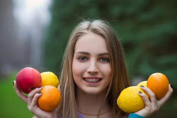 Chica con frutas — Foto de Stock