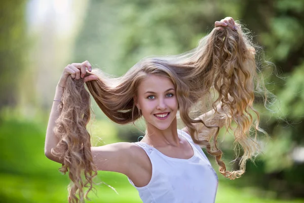 Mulher com cabelo comprido — Fotografia de Stock