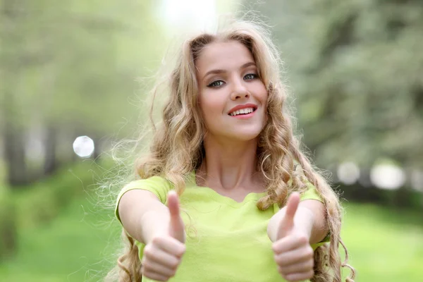 Woman showing thumbs up — Stock Photo, Image