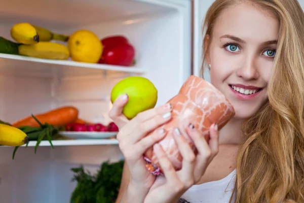 Woman with vegetables — Stock Photo, Image