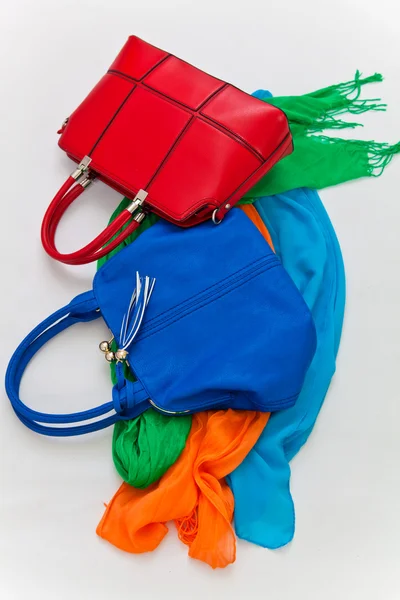 Handtaschen und Schals — Stockfoto