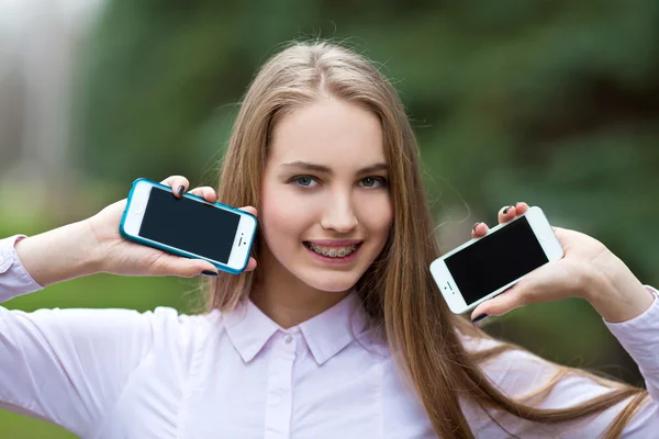 Meisje met iphones — Stockfoto