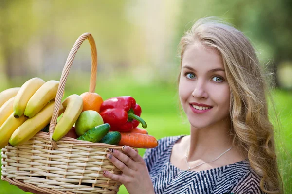 Žena s košíkem zeleniny — Stock fotografie