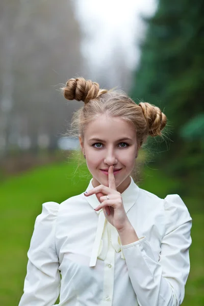 Mujer mostrando gesto de silencio — Foto de Stock