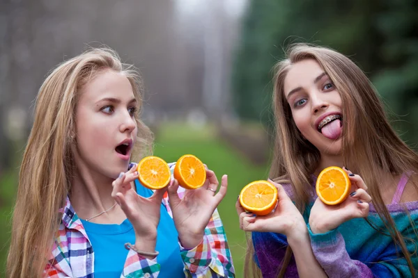 Ženy s pomeranči — Stock fotografie