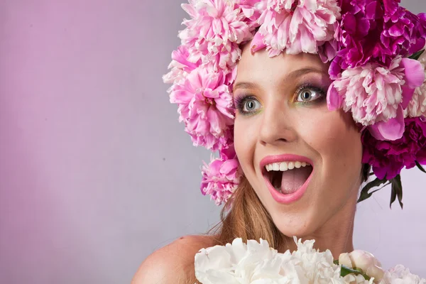 Mujer con corona floral — Foto de Stock