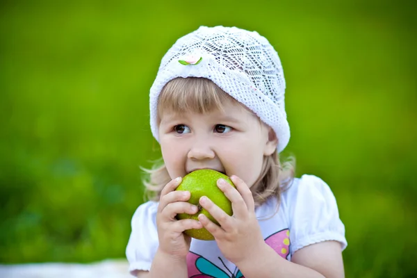 Menina comendo maçã — Fotografia de Stock