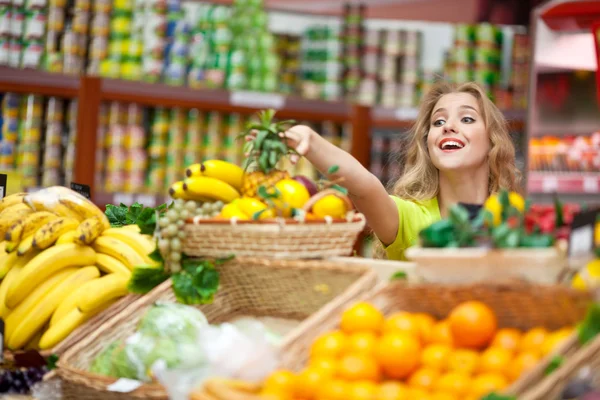 Vrouw in een supermarkt — Stockfoto