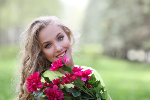 Femme avec des fleurs — Photo