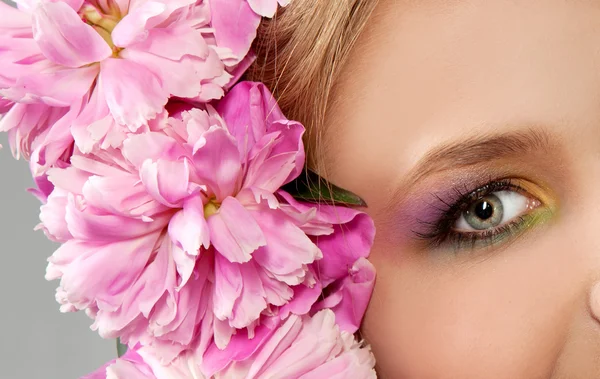 Mujer con maquillaje y flores — Foto de Stock