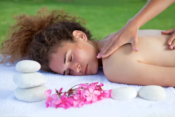 Mooie Kaukasische vrouw met massage — Stockfoto