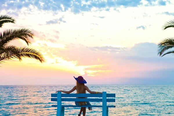 Mujer relajándose en un banco de playa —  Fotos de Stock