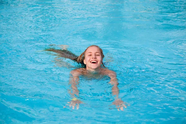 Jovem nadando na piscina — Fotografia de Stock