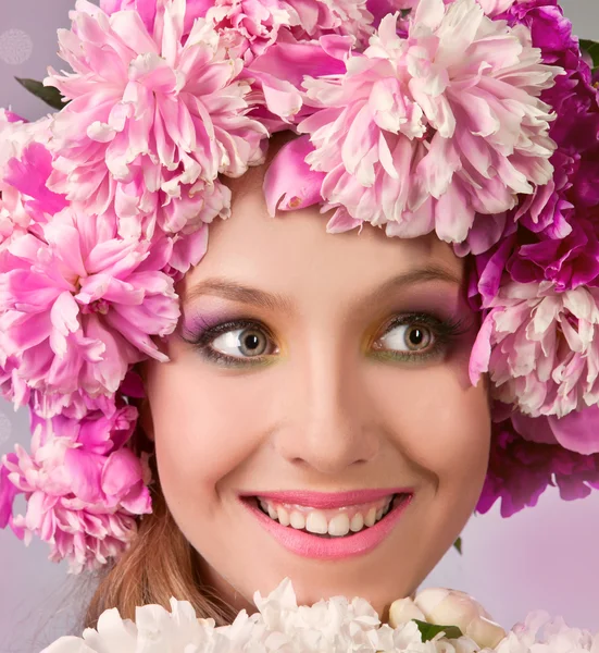 Kobieta z wieniec kwiatowy — Zdjęcie stockowe