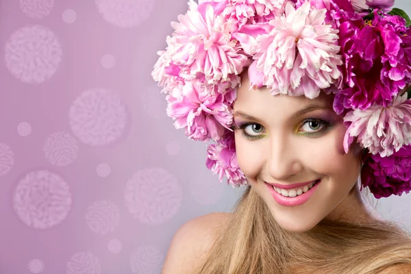 Femme avec couronne de pivoine — Photo