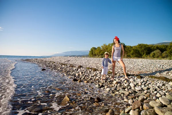 Mama si fiul pe plaja — Fotografie, imagine de stoc