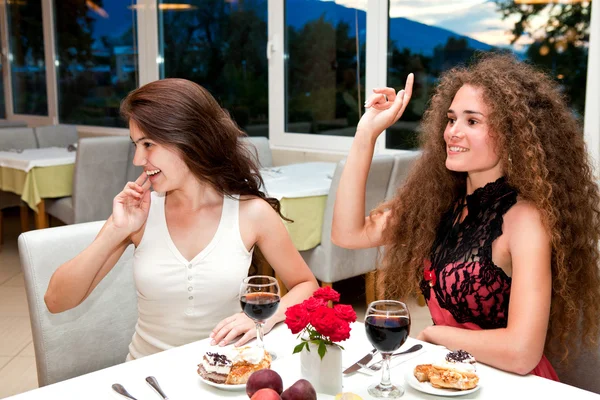 Mulheres em Restaurante — Fotografia de Stock