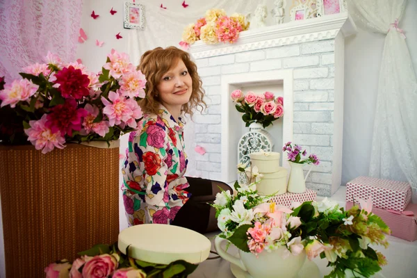 Kvinna med blommor — Stockfoto