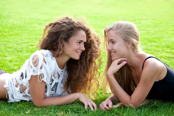 Frauen auf Gras — Stockfoto