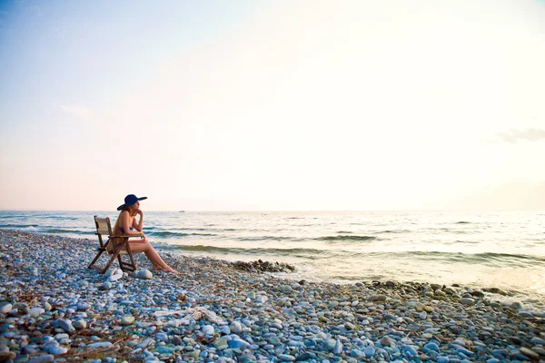 Kvinna på stranden — Stockfoto