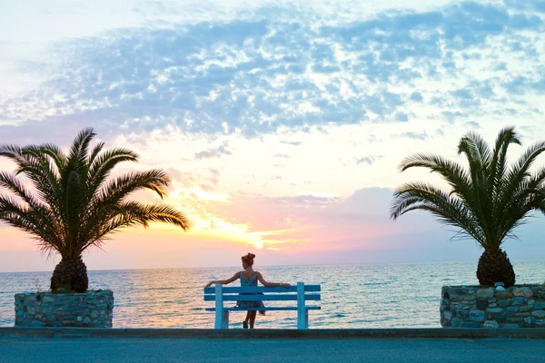 Mujer relajándose en un banco de playa —  Fotos de Stock