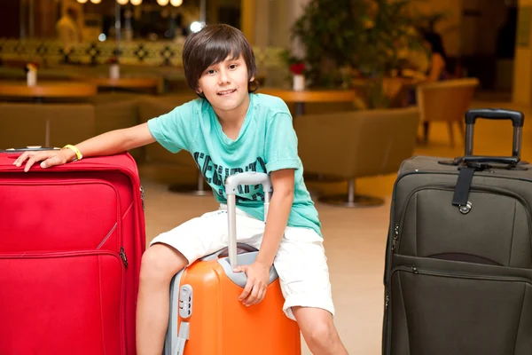 Niño sentado en la maleta — Foto de Stock