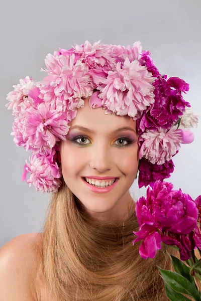 Donna con corona floreale — Foto Stock