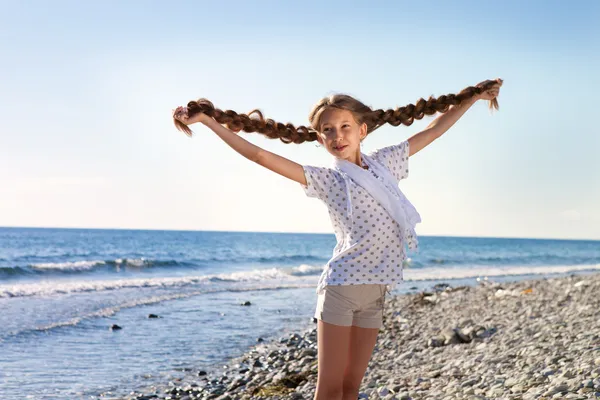 海辺に小さな女の子 — ストック写真