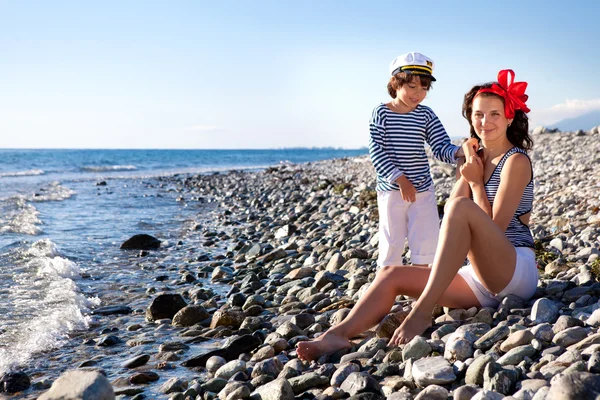 แม่และลูกชายบนชายหาด — ภาพถ่ายสต็อก