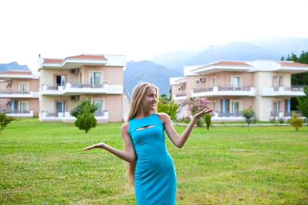 Woman choosing building — Stock Photo, Image