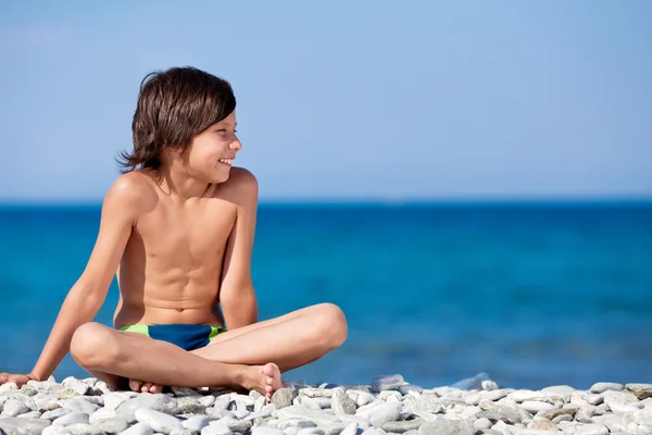 Junge am Strand — Stockfoto