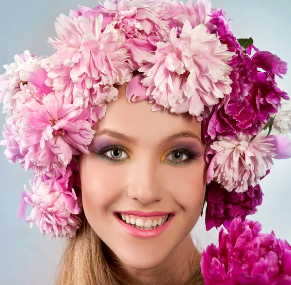 Femme à couronne florale — Photo