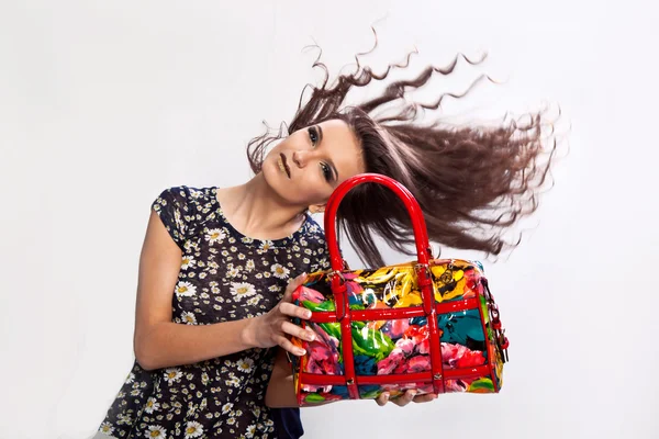 Женщина держит сумку — стоковое фото
