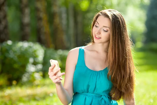 Vrouw texting met haar telefoon — Stockfoto