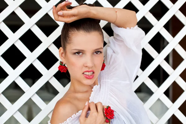 Mujer con pendientes y anillo — Foto de Stock