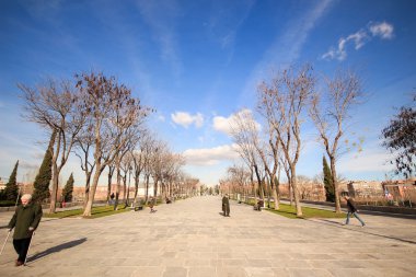 Madrid, İspanya bir köprüye önde gelen geniş yürüyüş