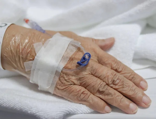 Στενή Εικόνα Του Χεριού Της Ηλικιωμένης Γυναίκας Ενδοφλέβια Έγχυση Ιατρική — Φωτογραφία Αρχείου