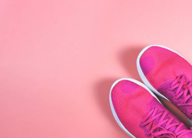 Üst ya da düz pembe spor ayakkabılı ve arka planda fotokopi alanı olan. Spor ve kilo verme konsepti.