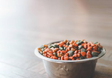 Metal kasedeki kuru hayvan mamasının resmini kapat Boşluğu kopyala.