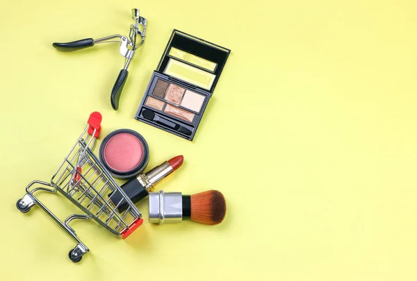 Top View Flat Lay Shopping Trolley Makeup Yellow Background Blush — Stock Photo, Image
