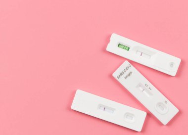Covid-19 'un üst görünümü ya da düz yatışı üç negatif test sonucu antijen test kiti (ATK) üzerinde fotokopi alanı ile birlikte. Kendiniz için antijen test kitleri Burun çubuğu toplayın.