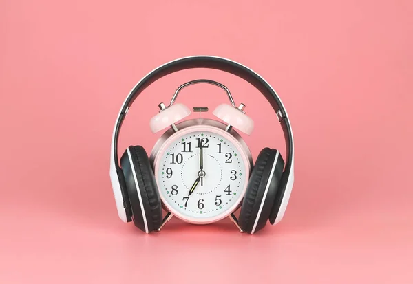 Vista Frontal Del Reloj Despertador Vintage Rosa Con Auriculares Alrededor —  Fotos de Stock