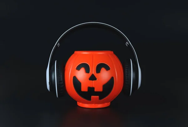 Vista Frontal Plástico Capa Abóbora Halloween Com Fones Ouvido Isolado — Fotografia de Stock